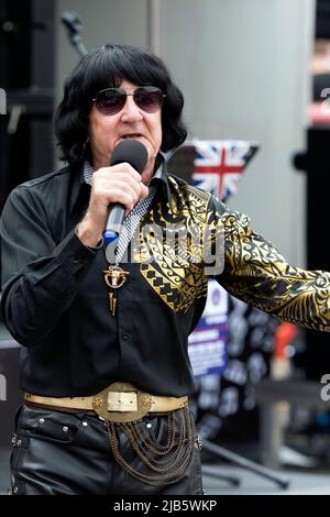 Ein Elvis Presley-Imitator bei den Queen`s Platinum Jubilee Feiern im Market Place, Warwick, Warwickshire, Großbritannien Stockfoto